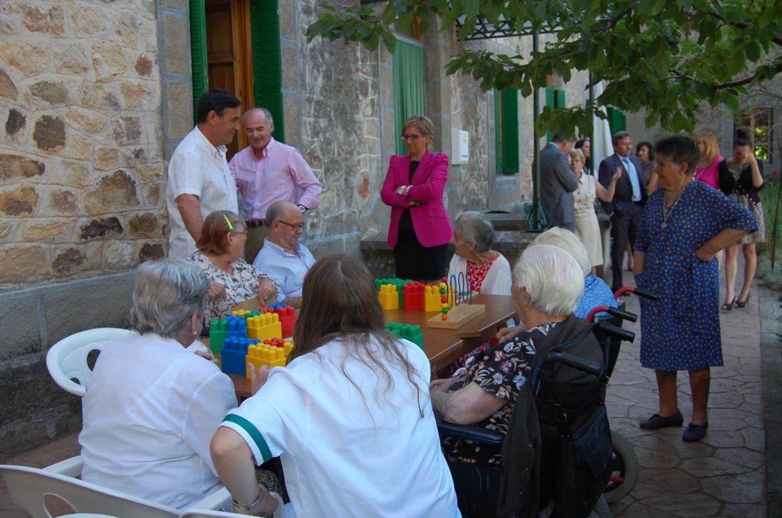 VISITA DEL PRESIDENTE DE LA DIPUTACIÓN A LA RESIDENCIA DE LA TERCERA EDAD NUESTRA SEÑORA DE LAS MERCEDES EN EL ROYO